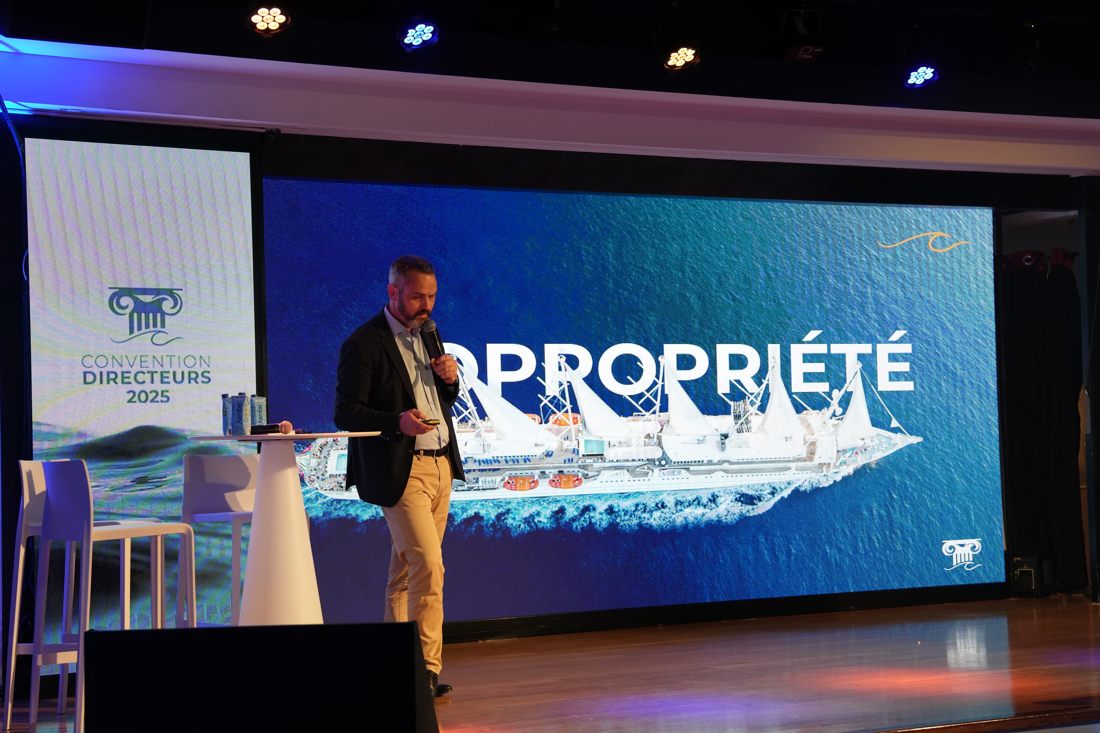 Photo 103 - Croisière Club Med 2 (blurred background)