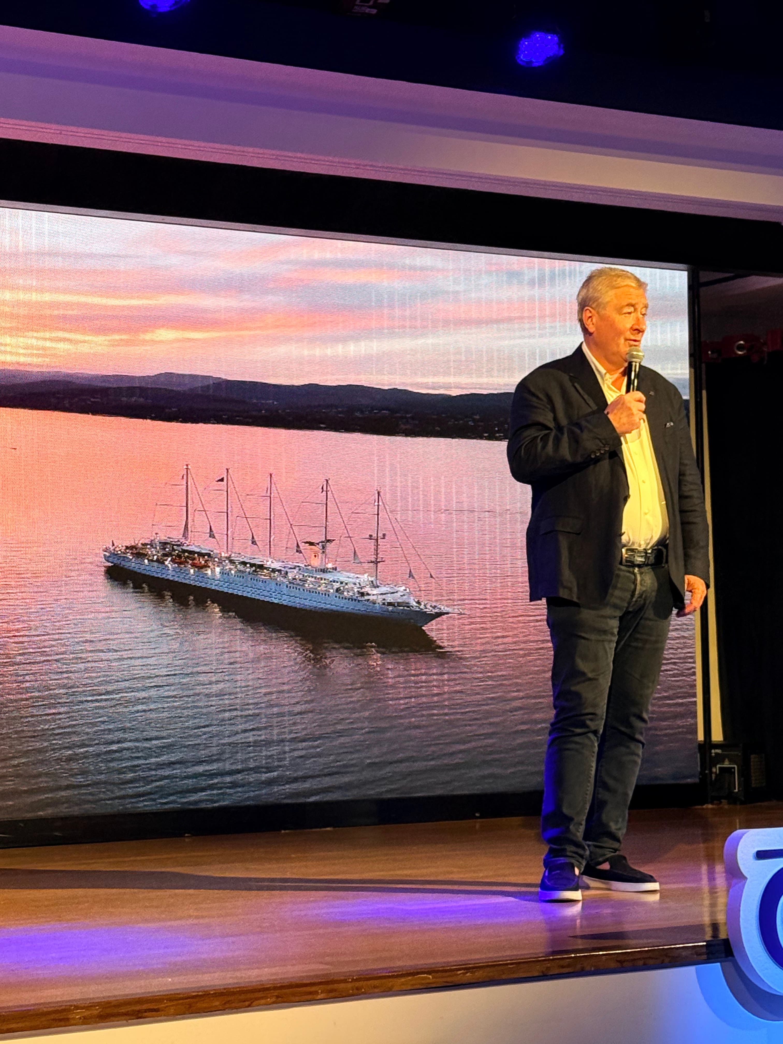 Photo 112 - Croisière Club Med 2 (blurred background)