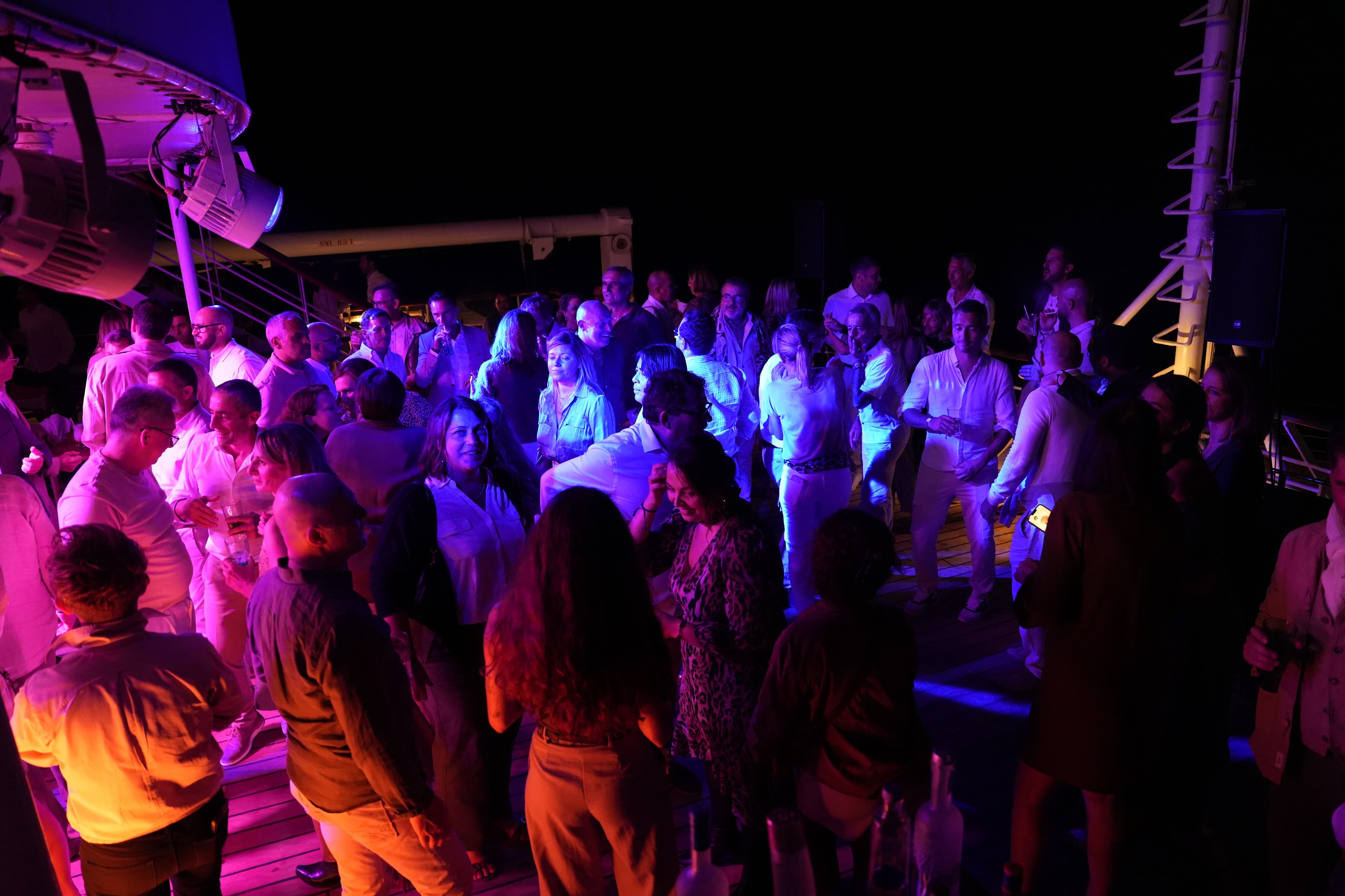 Photo 154 - Croisière Club Med 2 (blurred background)