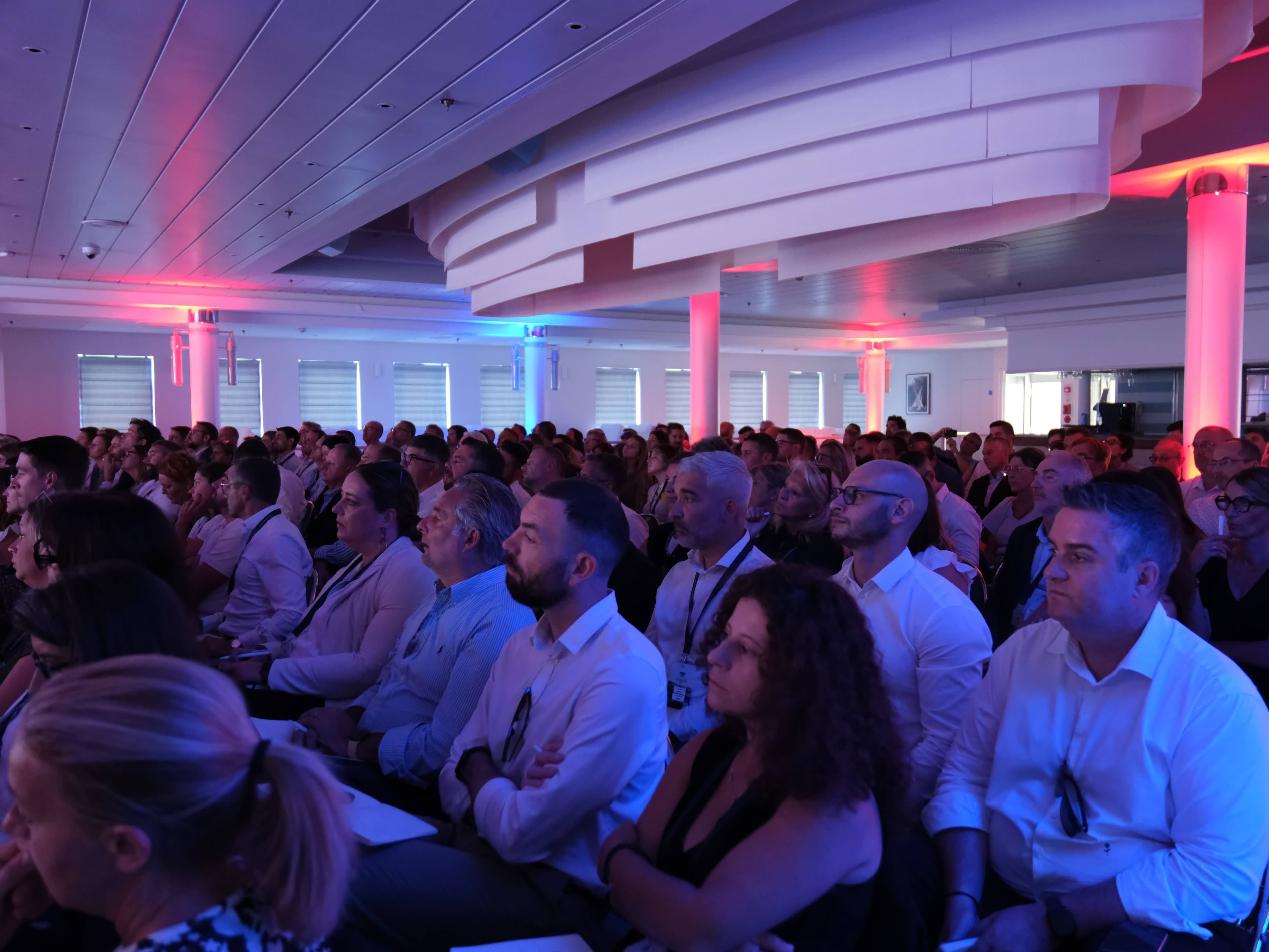 Photo 195 - Croisière Club Med 2 (blurred background)