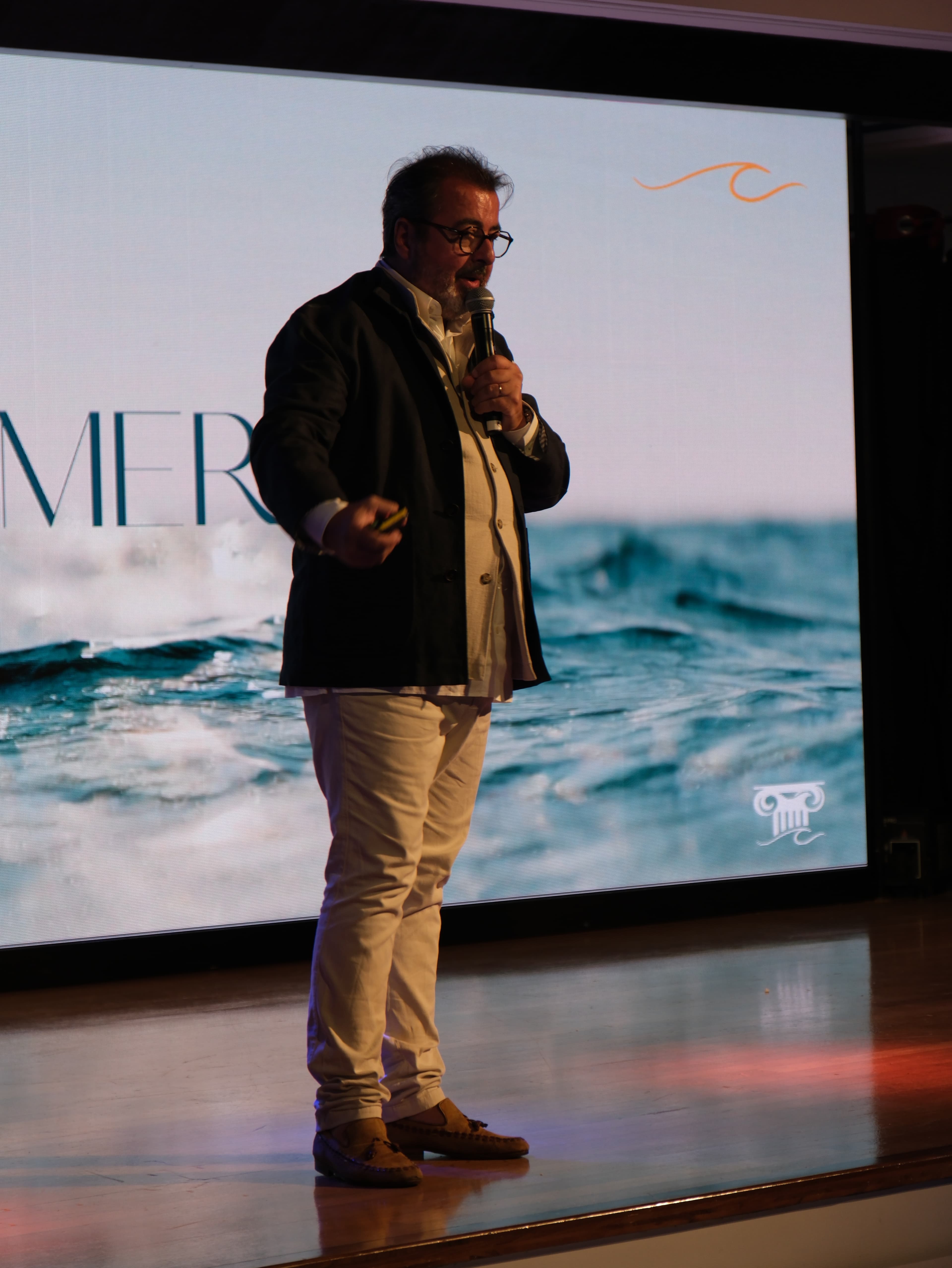 Photo 200 - Croisière Club Med 2 (blurred background)