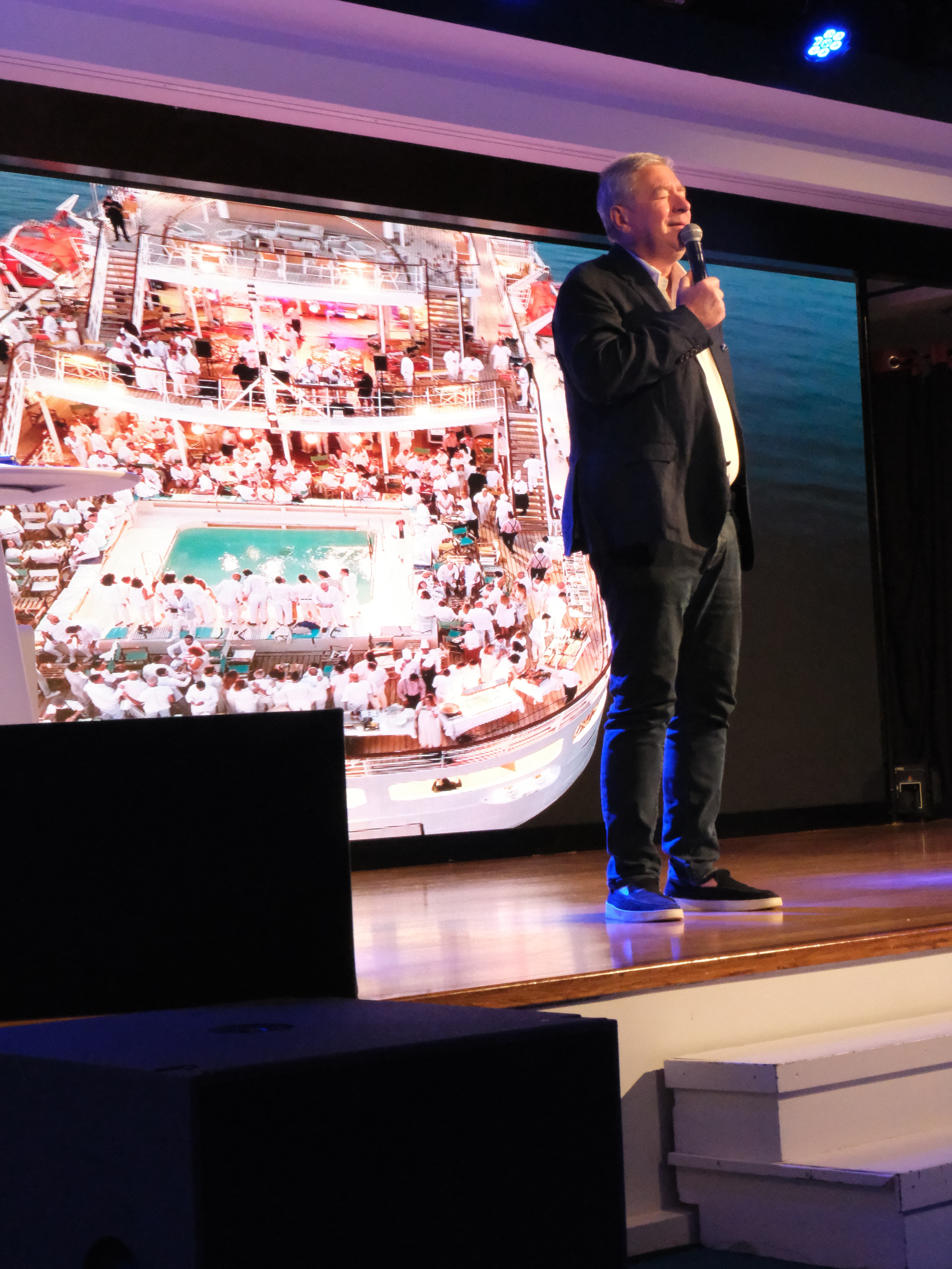 Photo 206 - Croisière Club Med 2 (blurred background)