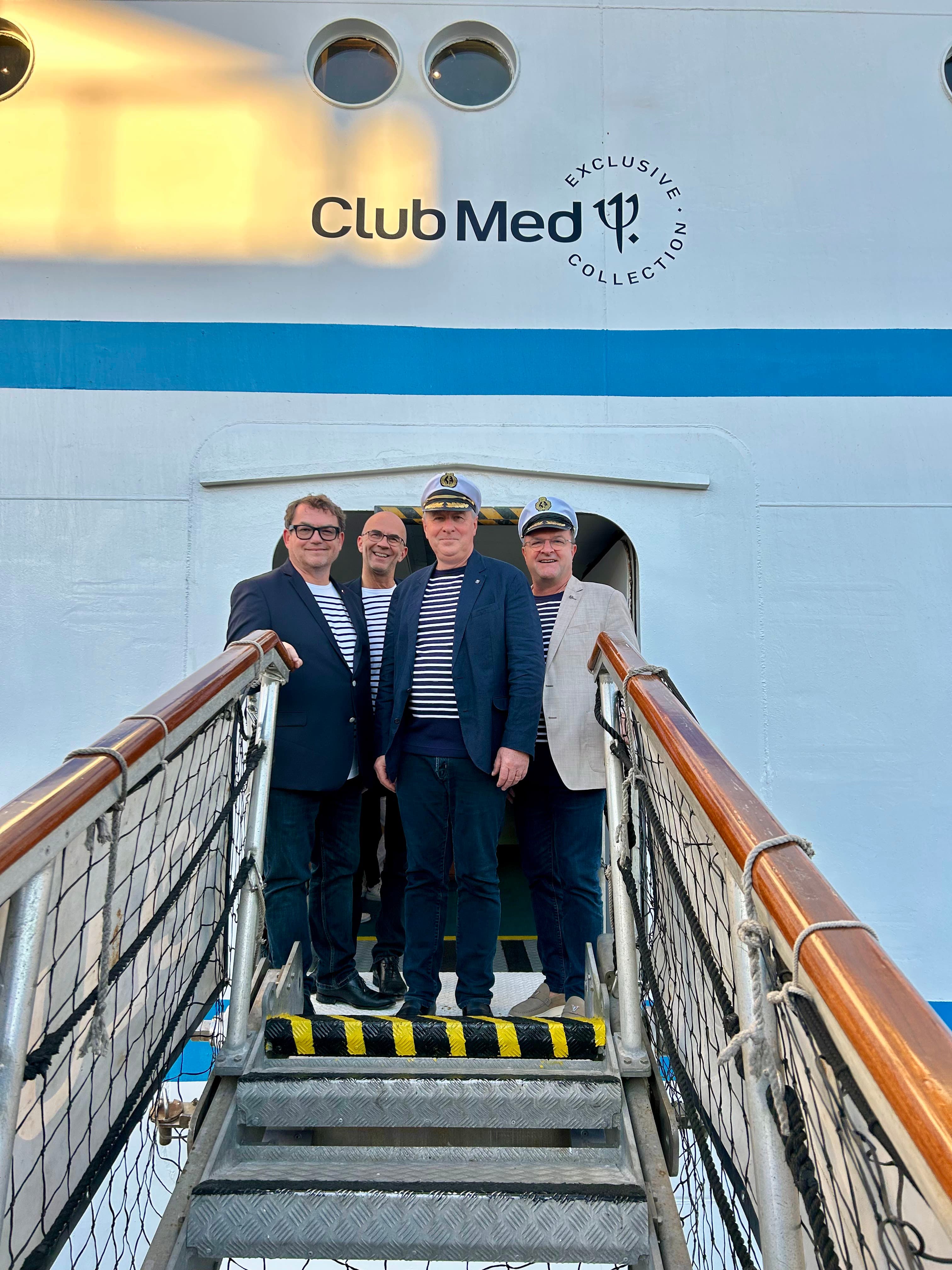 Photo 232 - Croisière Club Med 2 (blurred background)