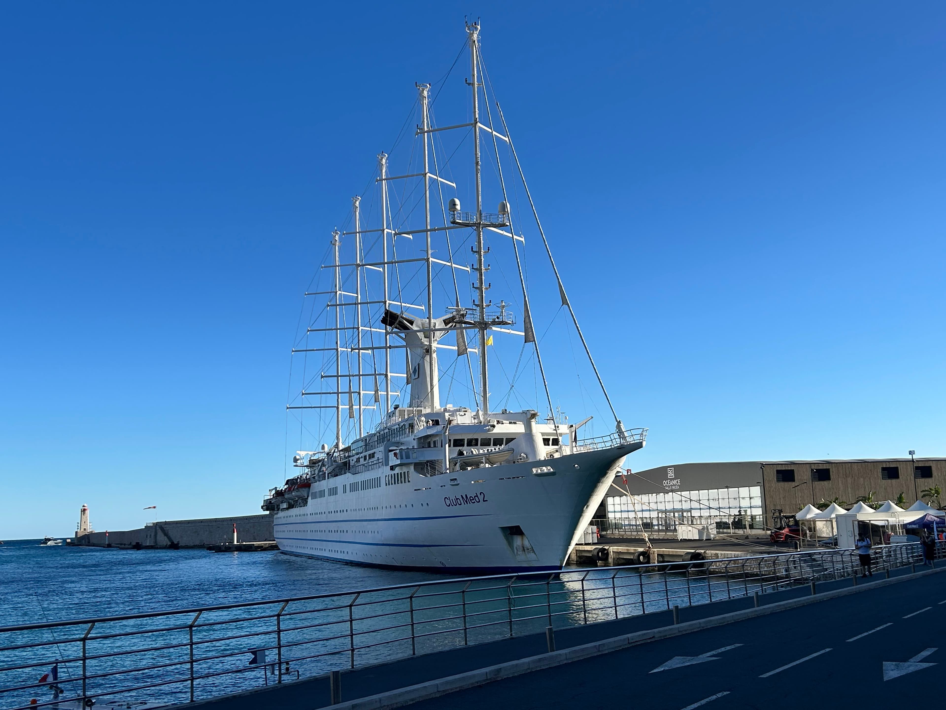 Photo 271 - Croisière Club Med 2 (blurred background)