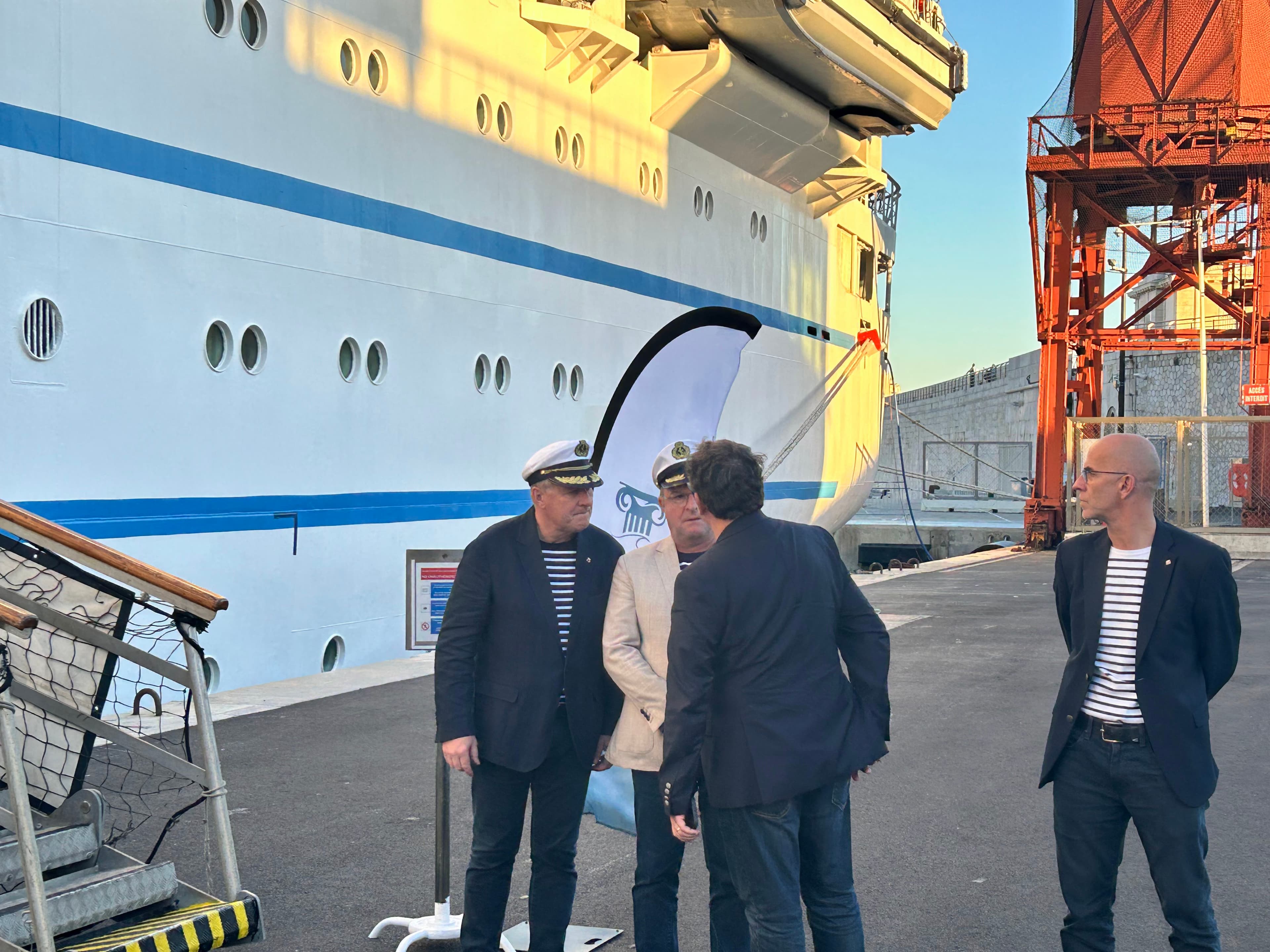 Photo 273 - Croisière Club Med 2 (blurred background)