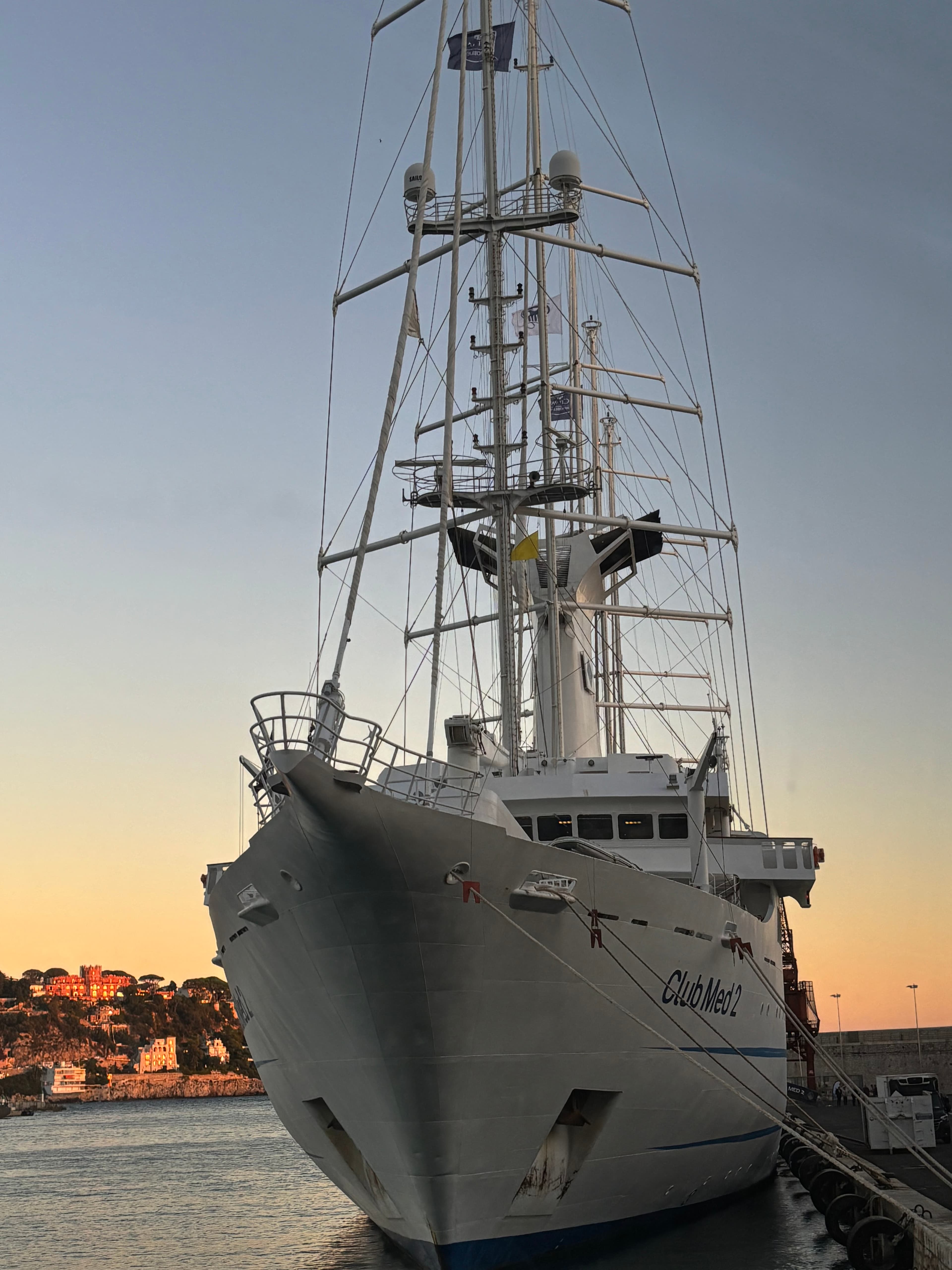 Photo 305 - Croisière Club Med 2 (blurred background)