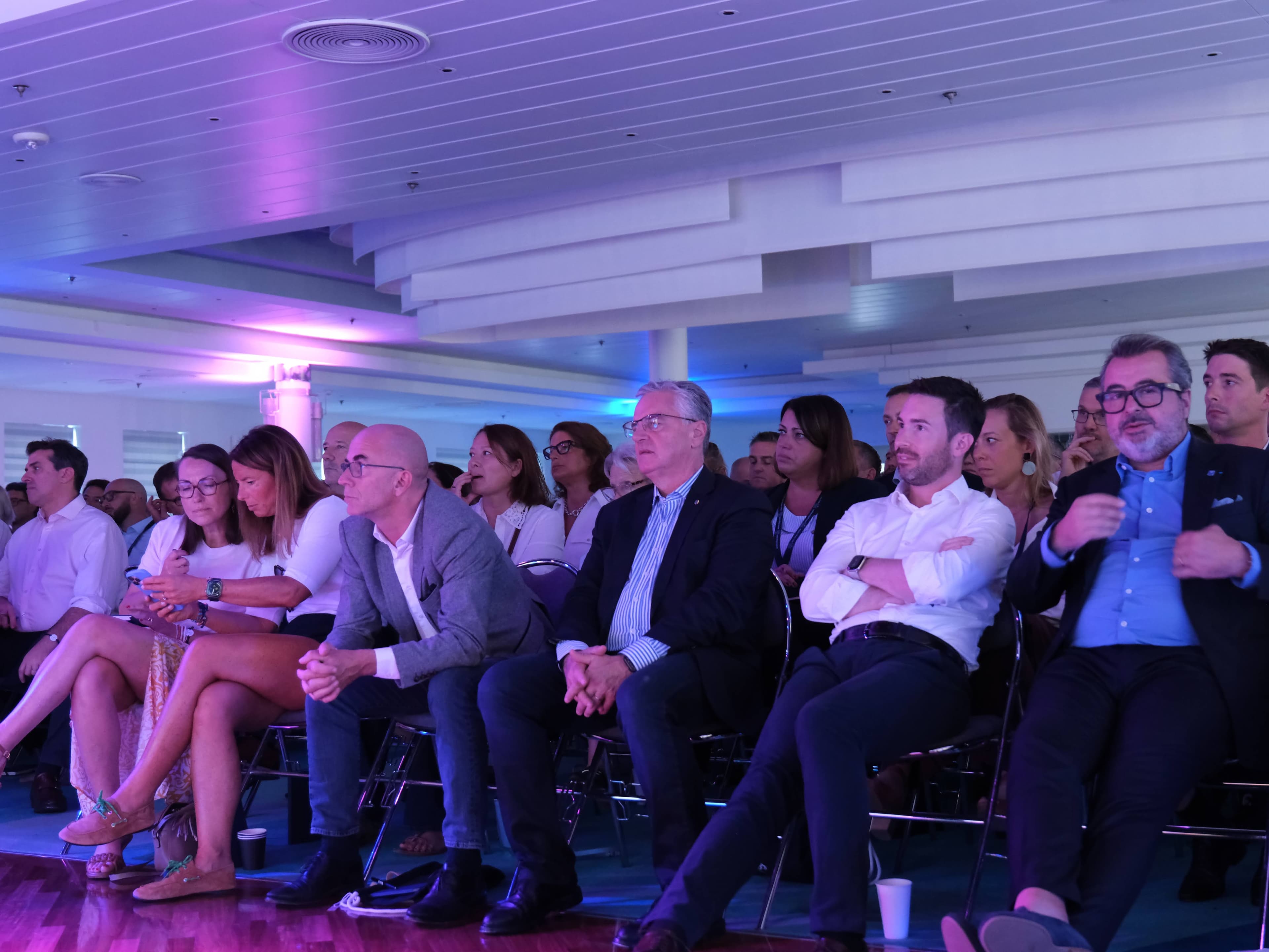 Photo 325 - Croisière Club Med 2 (blurred background)